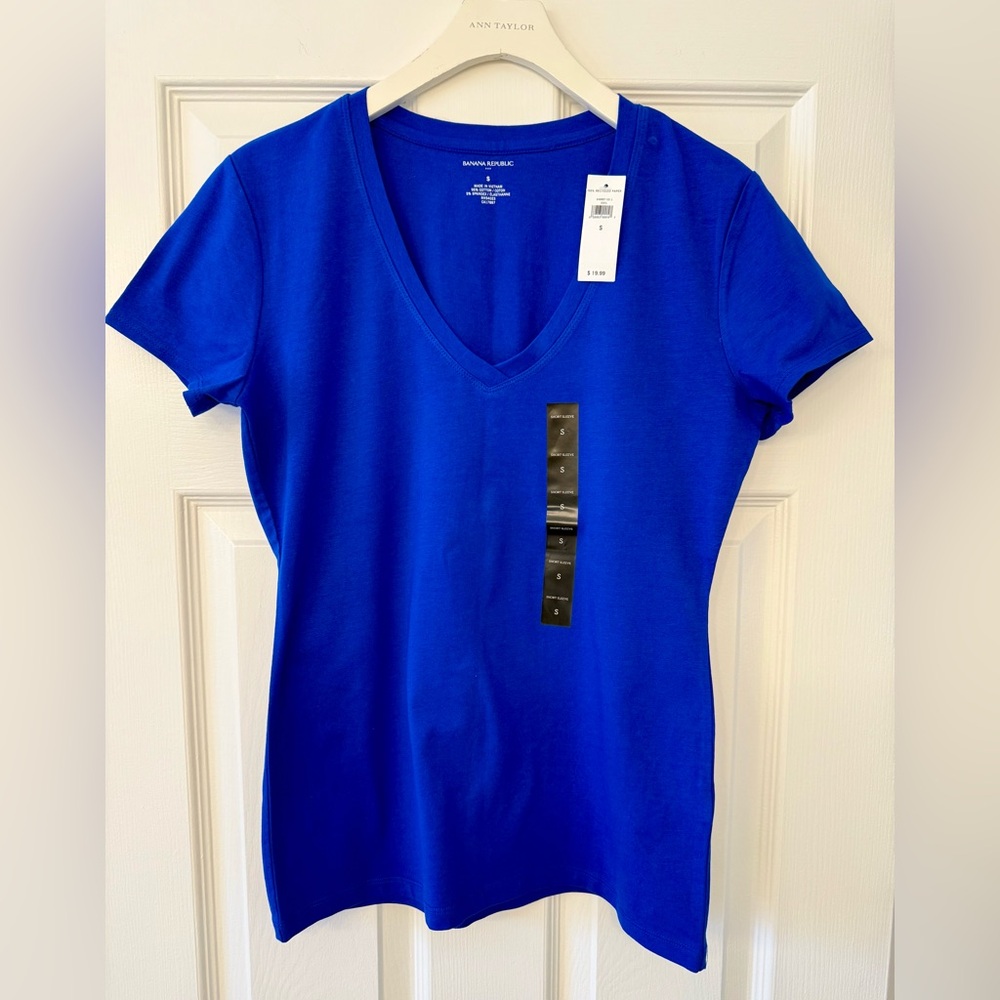 BANANA REPUBLIC FACTORY V-neck T-shirt in Royal Blue. Size S. NWT